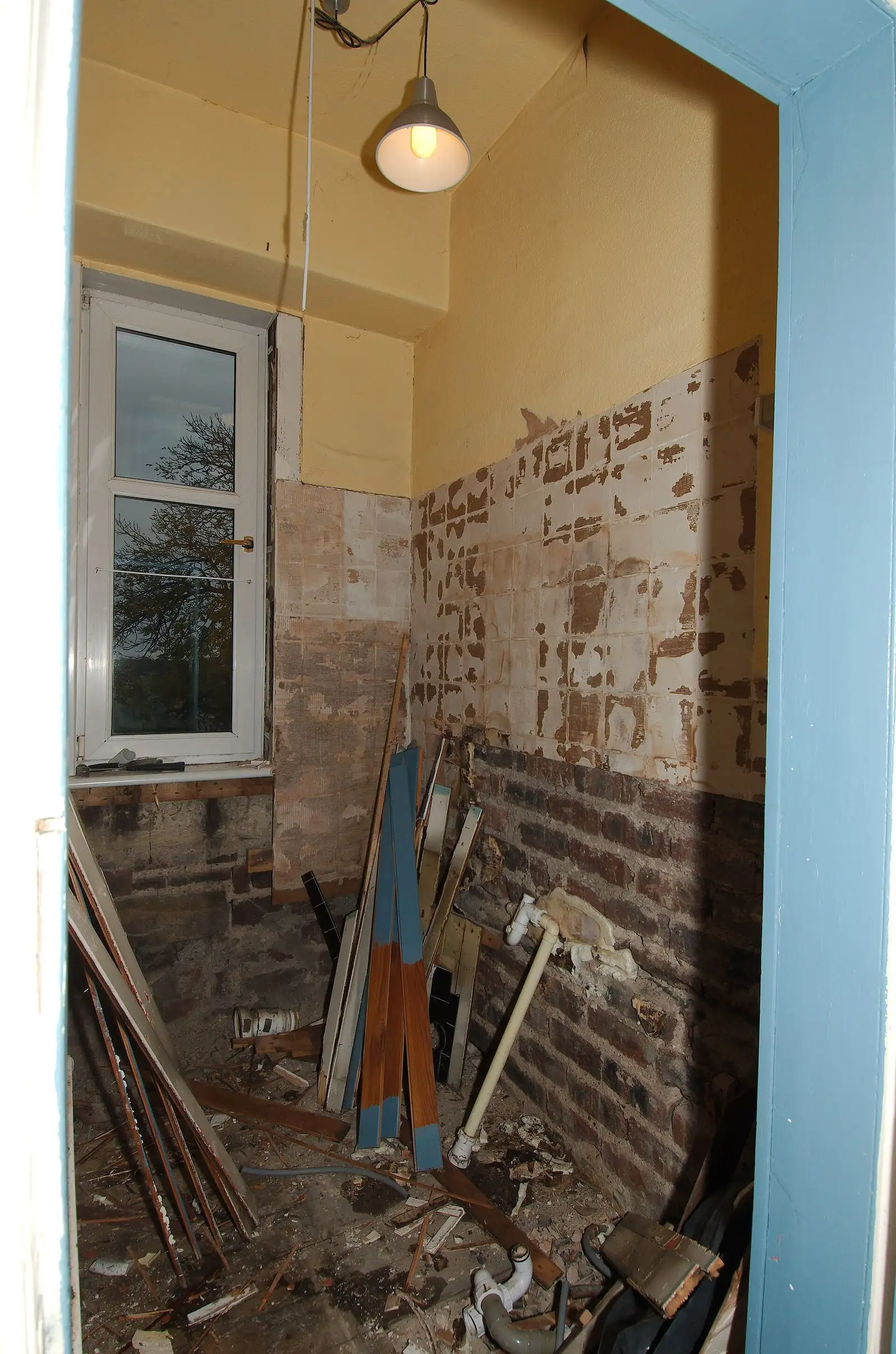 Casa de banho durante uma remodelação, com paredes abertas