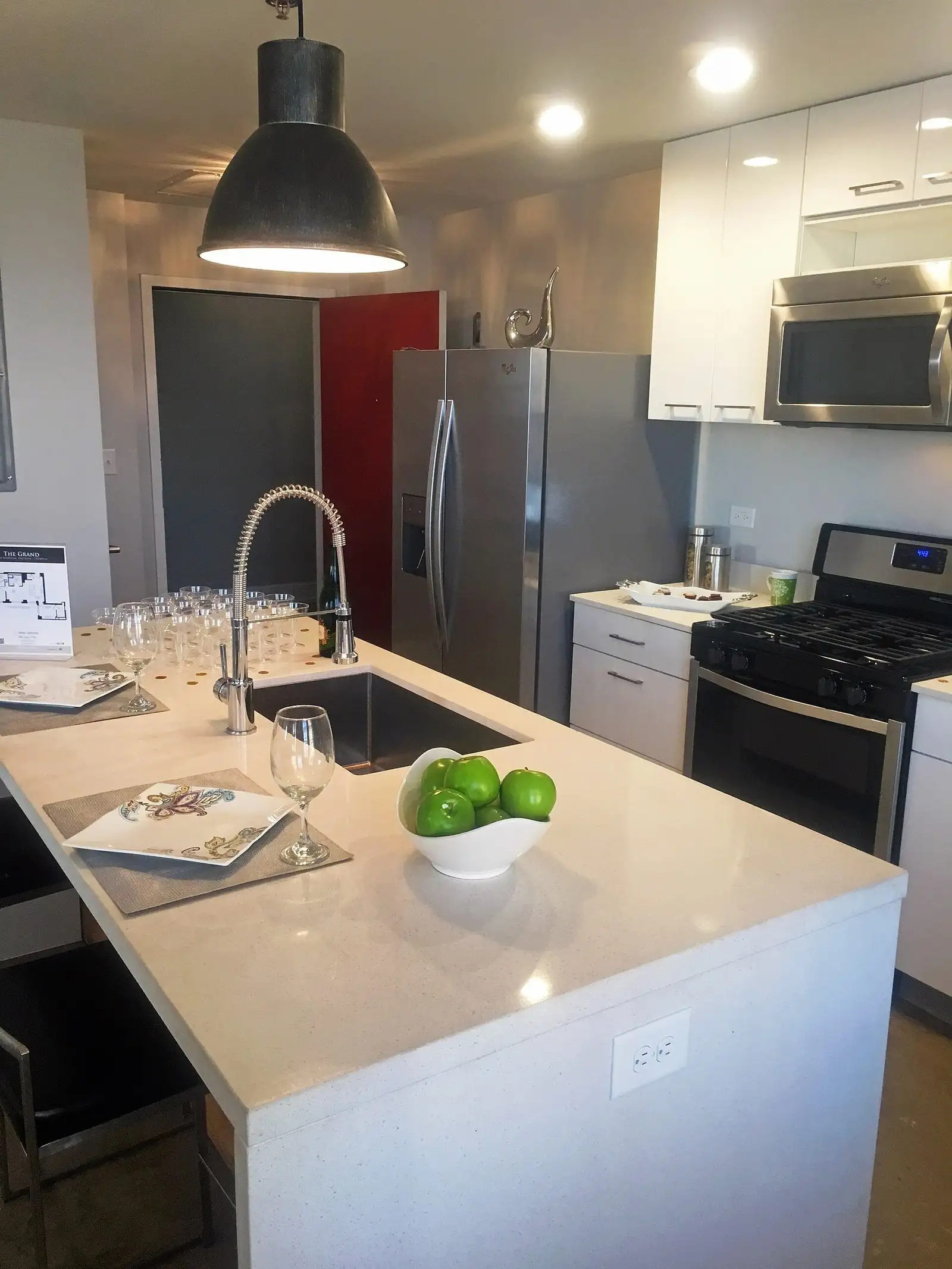 Interior remodelado com cozinha e zona de refeições