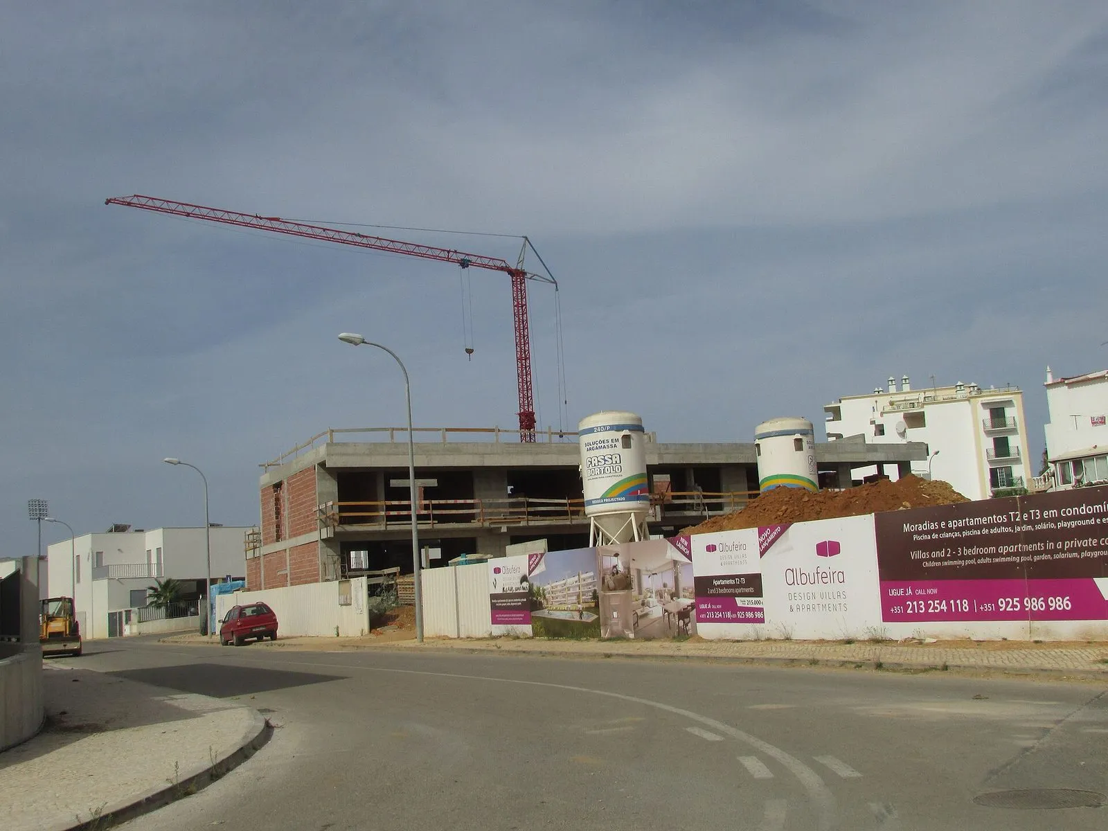 Estaleiro de construção com grua e estrutura em execução