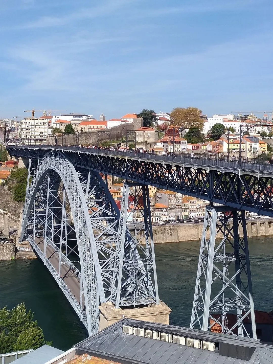 Arco de ferro da Ponte Luís I, no Porto, junto a uma frente de obra